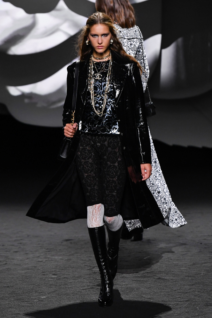 Prohlédněte si kolekci CHANEL Ready to Wear Fall Winter 2023...
Prohlédněte si kolekci CHANEL Ready to Wear Fall Winter 2023...