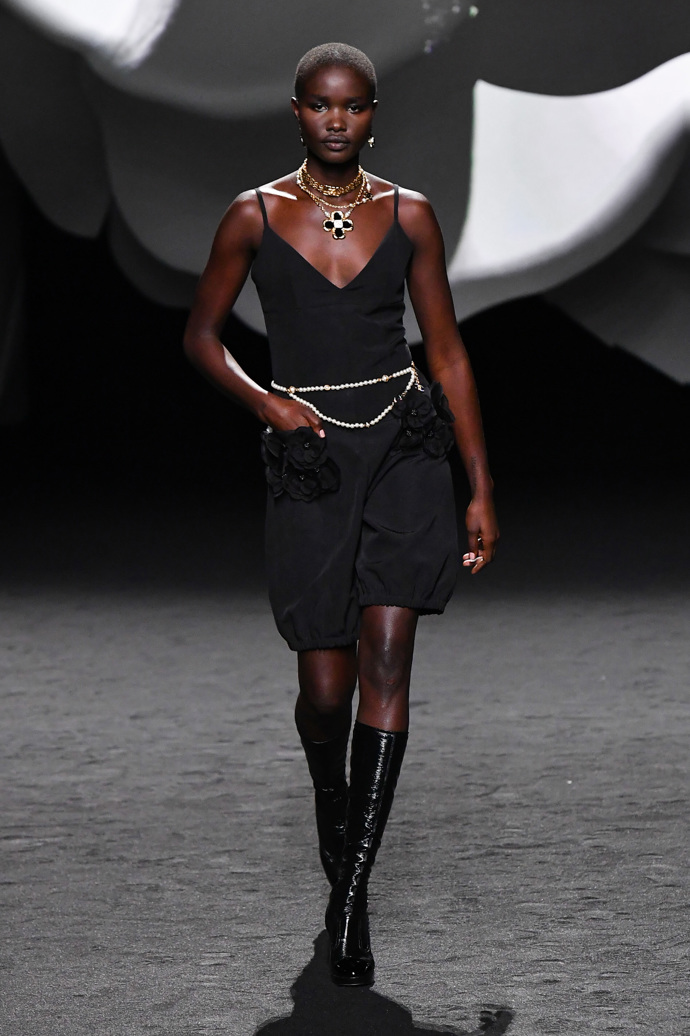 Prohlédněte si kolekci CHANEL Ready to Wear Fall Winter 2023...
Prohlédněte si kolekci CHANEL Ready to Wear Fall Winter 2023...