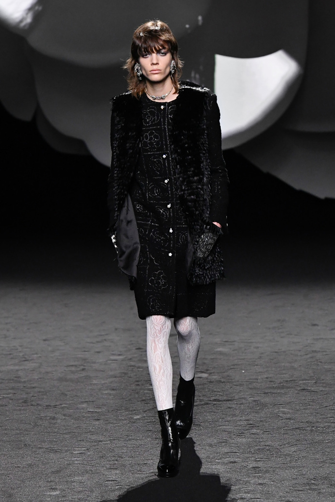 Prohlédněte si kolekci CHANEL Ready to Wear Fall Winter 2023...
Prohlédněte si kolekci CHANEL Ready to Wear Fall Winter 2023...