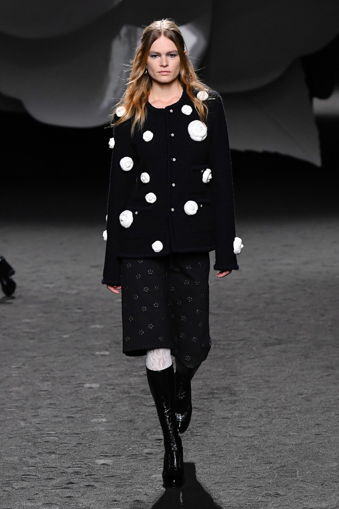 Prohlédněte si kolekci CHANEL Ready to Wear Fall Winter 2023...
Prohlédněte si kolekci CHANEL Ready to Wear Fall Winter 2023...