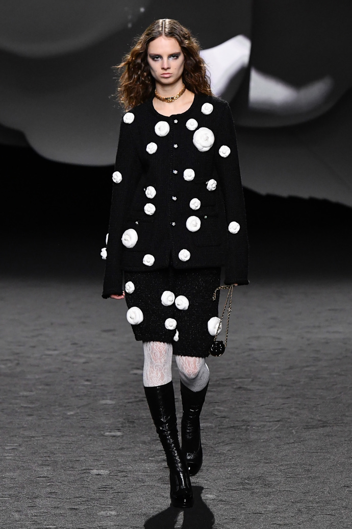 Prohlédněte si kolekci CHANEL Ready to Wear Fall Winter 2023...
Prohlédněte si kolekci CHANEL Ready to Wear Fall Winter 2023...