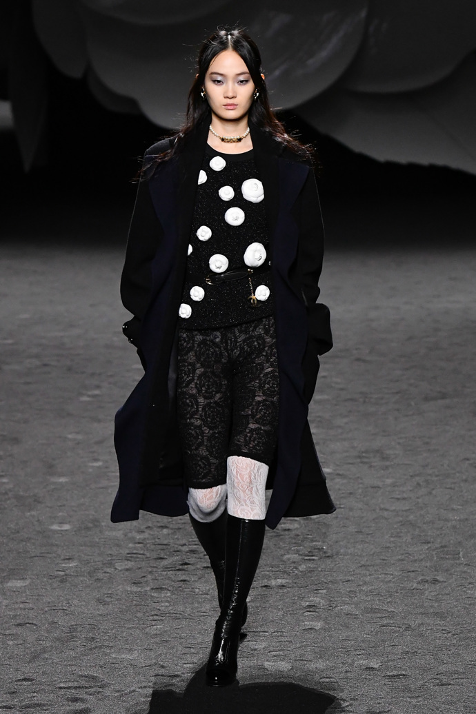 Prohlédněte si kolekci CHANEL Ready to Wear Fall Winter 2023...
Prohlédněte si kolekci CHANEL Ready to Wear Fall Winter 2023...