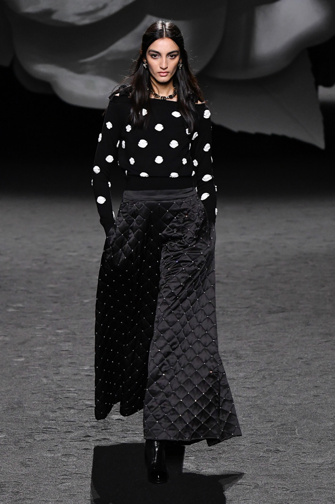 Prohlédněte si kolekci CHANEL Ready to Wear Fall Winter 2023...
Prohlédněte si kolekci CHANEL Ready to Wear Fall Winter 2023...