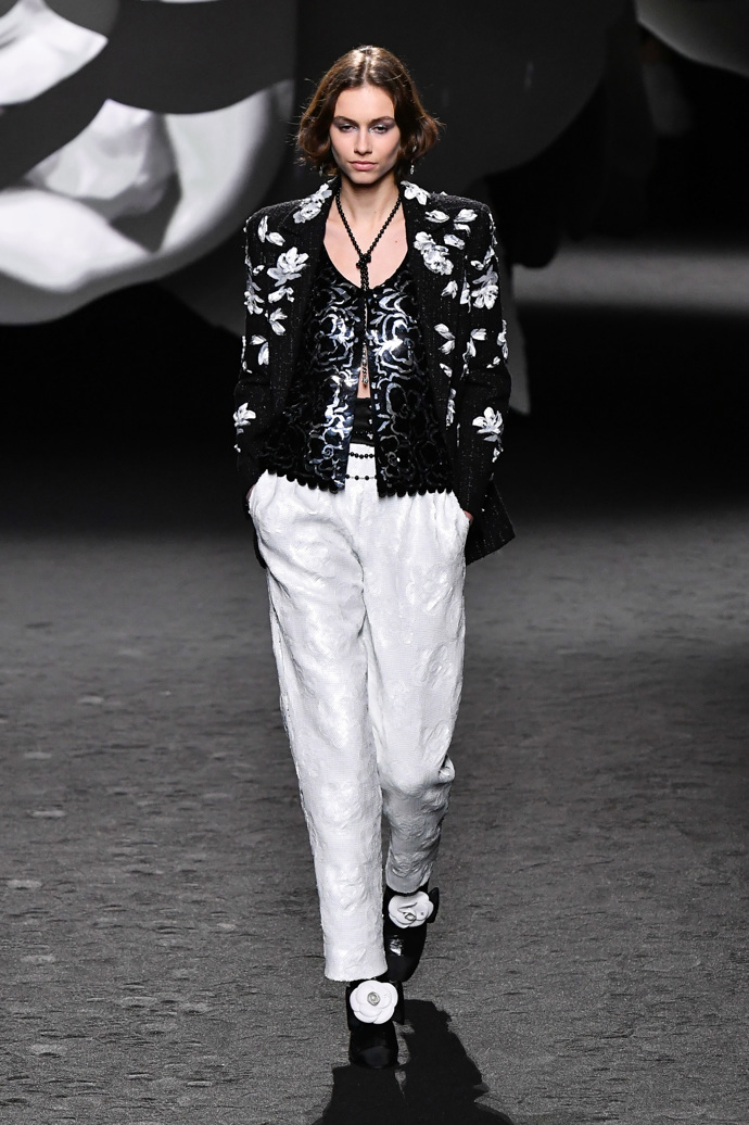 Prohlédněte si kolekci CHANEL Ready to Wear Fall Winter 2023...
Prohlédněte si kolekci CHANEL Ready to Wear Fall Winter 2023...