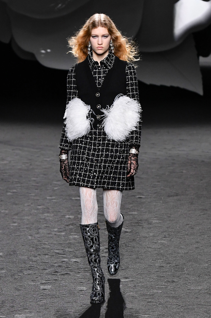 Prohlédněte si kolekci CHANEL Ready to Wear Fall Winter 2023...
Prohlédněte si kolekci CHANEL Ready to Wear Fall Winter 2023...