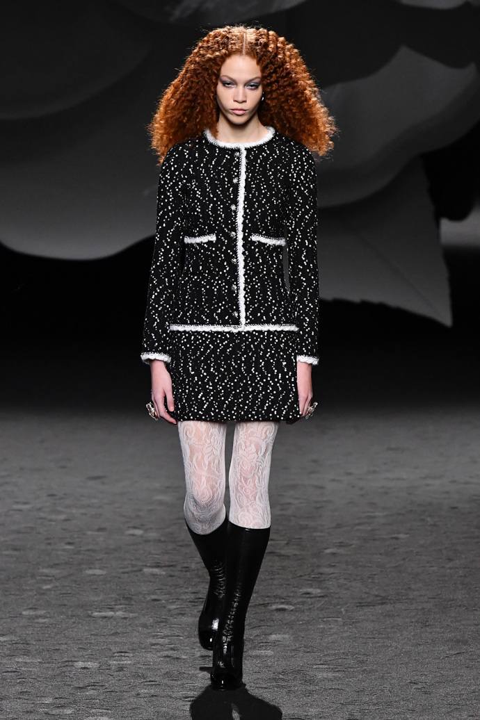 Prohlédněte si kolekci CHANEL Ready to Wear Fall Winter 2023...
Prohlédněte si kolekci CHANEL Ready to Wear Fall Winter 2023...