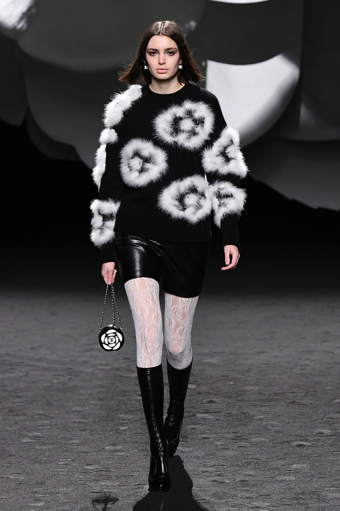 Prohlédněte si kolekci CHANEL Ready to Wear Fall Winter 2023...
Prohlédněte si kolekci CHANEL Ready to Wear Fall Winter 2023...
