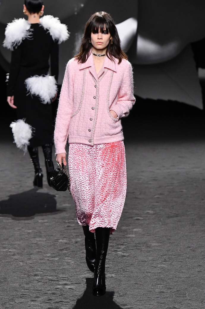 Prohlédněte si kolekci CHANEL Ready to Wear Fall Winter 2023...
Prohlédněte si kolekci CHANEL Ready to Wear Fall Winter 2023...