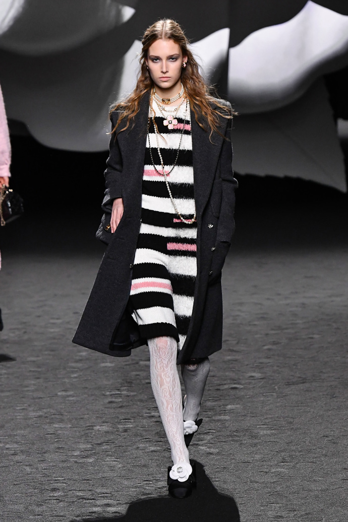 Prohlédněte si kolekci CHANEL Ready to Wear Fall Winter 2023...
Prohlédněte si kolekci CHANEL Ready to Wear Fall Winter 2023...