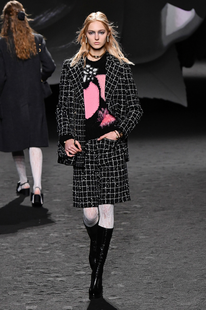 Prohlédněte si kolekci CHANEL Ready to Wear Fall Winter 2023...
Prohlédněte si kolekci CHANEL Ready to Wear Fall Winter 2023...