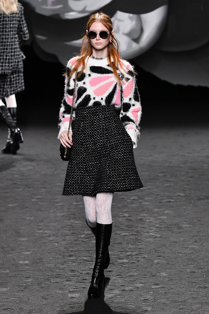 Prohlédněte si kolekci CHANEL Ready to Wear Fall Winter 2023...
Prohlédněte si kolekci CHANEL Ready to Wear Fall Winter 2023...