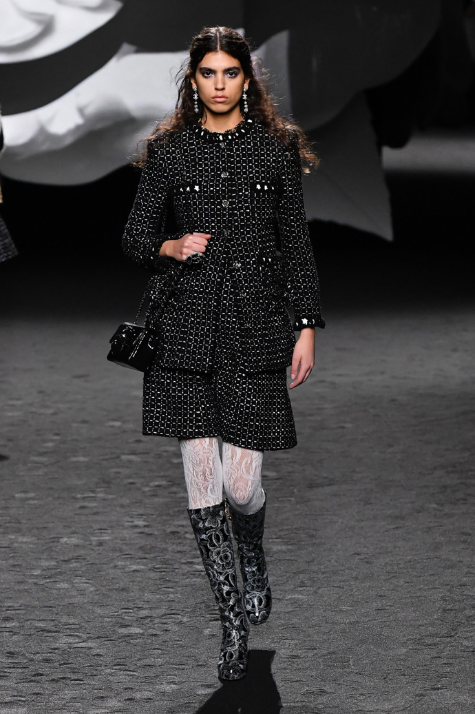 Prohlédněte si kolekci CHANEL Ready to Wear Fall Winter 2023...
Prohlédněte si kolekci CHANEL Ready to Wear Fall Winter 2023...