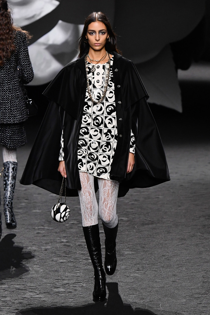 Prohlédněte si kolekci CHANEL Ready to Wear Fall Winter 2023...
Prohlédněte si kolekci CHANEL Ready to Wear Fall Winter 2023...
