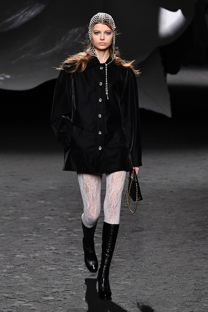 Prohlédněte si kolekci CHANEL Ready to Wear Fall Winter 2023...
Prohlédněte si kolekci CHANEL Ready to Wear Fall Winter 2023...