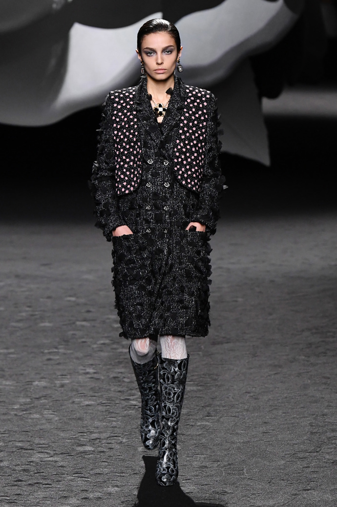 Prohlédněte si kolekci CHANEL Ready to Wear Fall Winter 2023...
Prohlédněte si kolekci CHANEL Ready to Wear Fall Winter 2023...