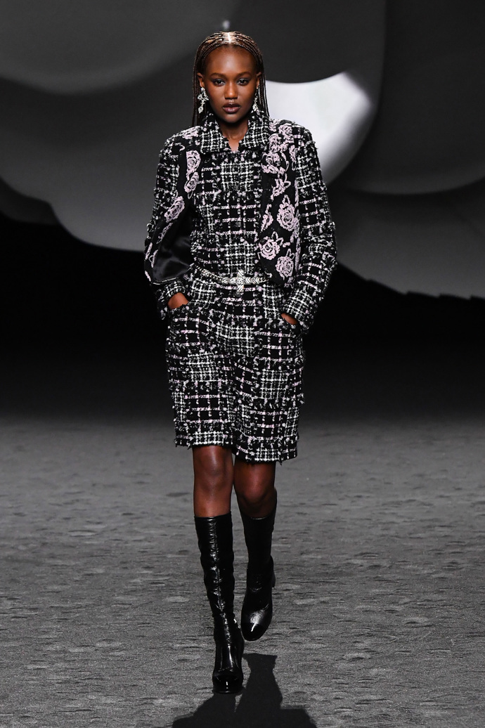 Prohlédněte si kolekci CHANEL Ready to Wear Fall Winter 2023...
Prohlédněte si kolekci CHANEL Ready to Wear Fall Winter 2023...