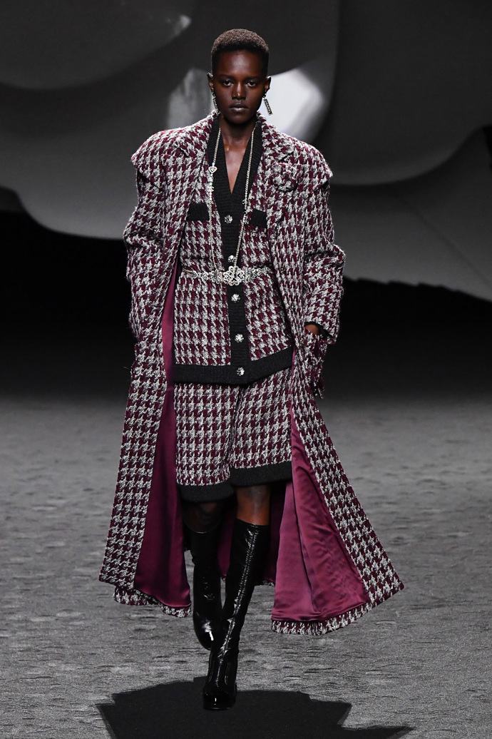 Prohlédněte si kolekci CHANEL Ready to Wear Fall Winter 2023...
Prohlédněte si kolekci CHANEL Ready to Wear Fall Winter 2023...