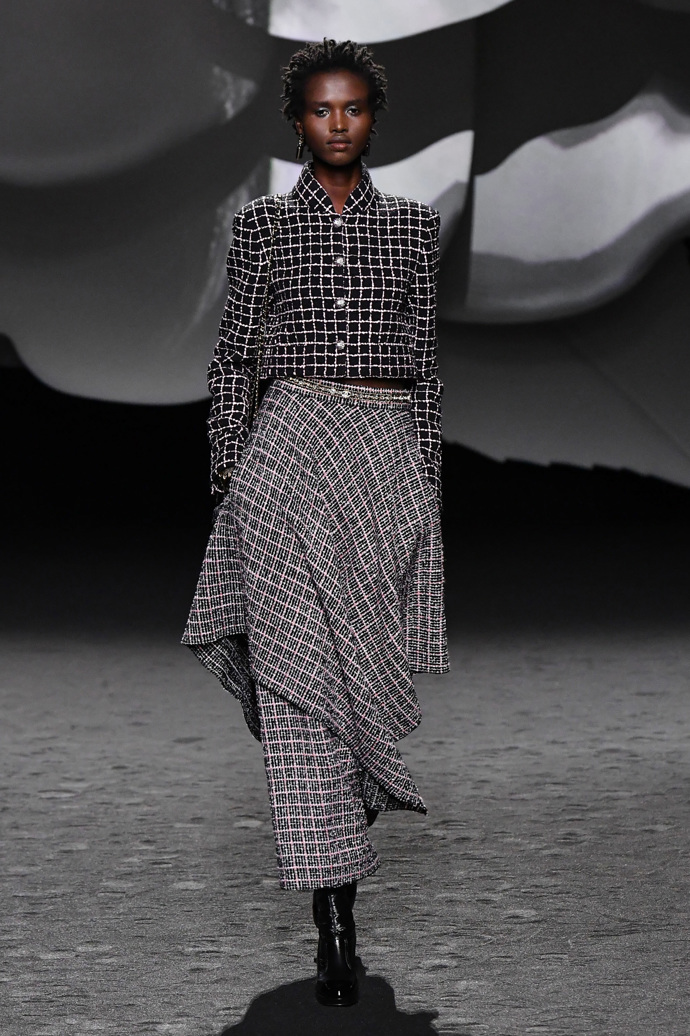 Prohlédněte si kolekci CHANEL Ready to Wear Fall Winter 2023...
Prohlédněte si kolekci CHANEL Ready to Wear Fall Winter 2023...