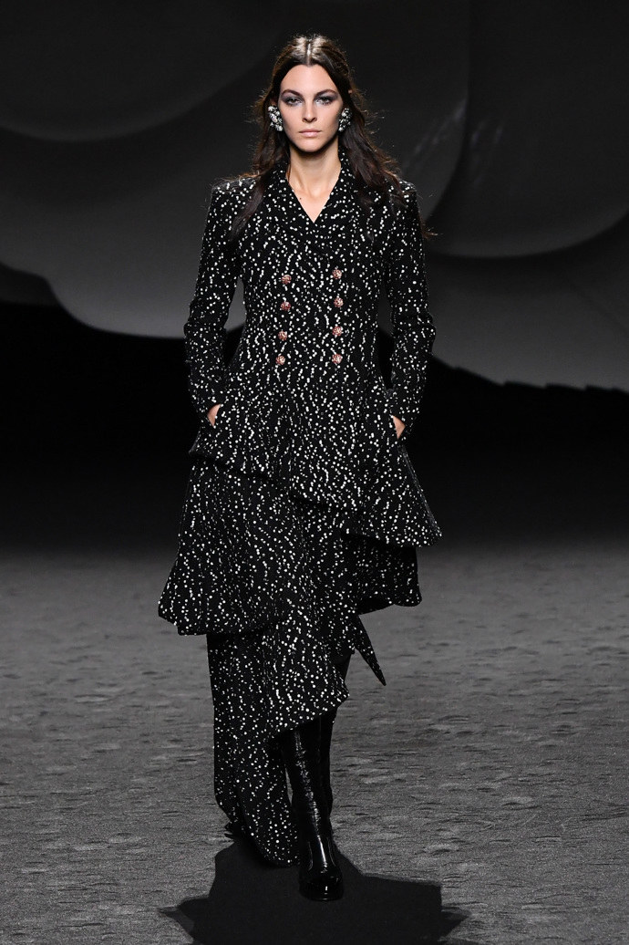 Prohlédněte si kolekci CHANEL Ready to Wear Fall Winter 2023...
Prohlédněte si kolekci CHANEL Ready to Wear Fall Winter 2023...