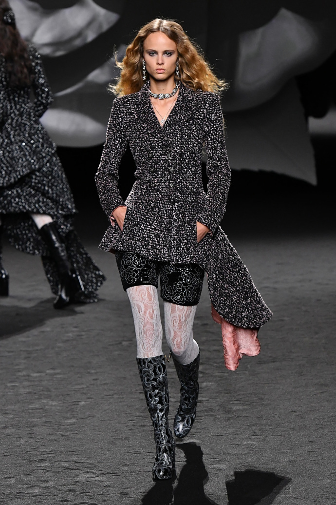 Prohlédněte si kolekci CHANEL Ready to Wear Fall Winter 2023...
Prohlédněte si kolekci CHANEL Ready to Wear Fall Winter 2023...
