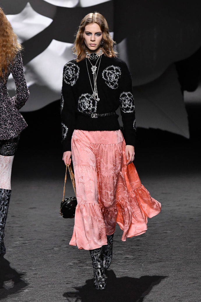 Prohlédněte si kolekci CHANEL Ready to Wear Fall Winter 2023...
Prohlédněte si kolekci CHANEL Ready to Wear Fall Winter 2023...