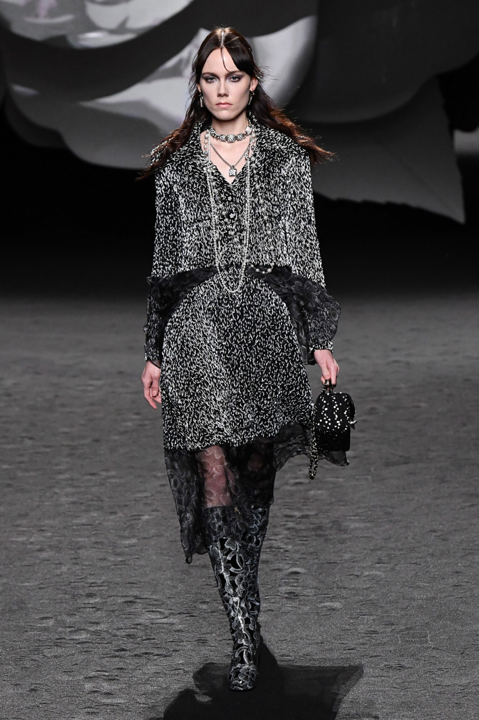 Prohlédněte si kolekci CHANEL Ready to Wear Fall Winter 2023...
Prohlédněte si kolekci CHANEL Ready to Wear Fall Winter 2023...