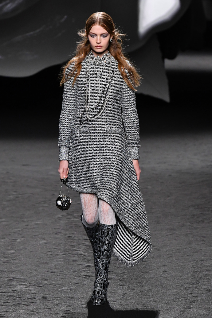 Prohlédněte si kolekci CHANEL Ready to Wear Fall Winter 2023...
Prohlédněte si kolekci CHANEL Ready to Wear Fall Winter 2023...