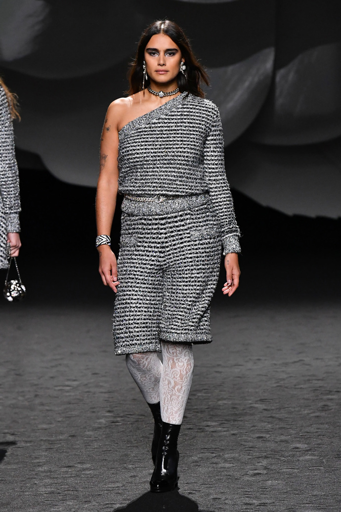 Prohlédněte si kolekci CHANEL Ready to Wear Fall Winter 2023...
Prohlédněte si kolekci CHANEL Ready to Wear Fall Winter 2023...