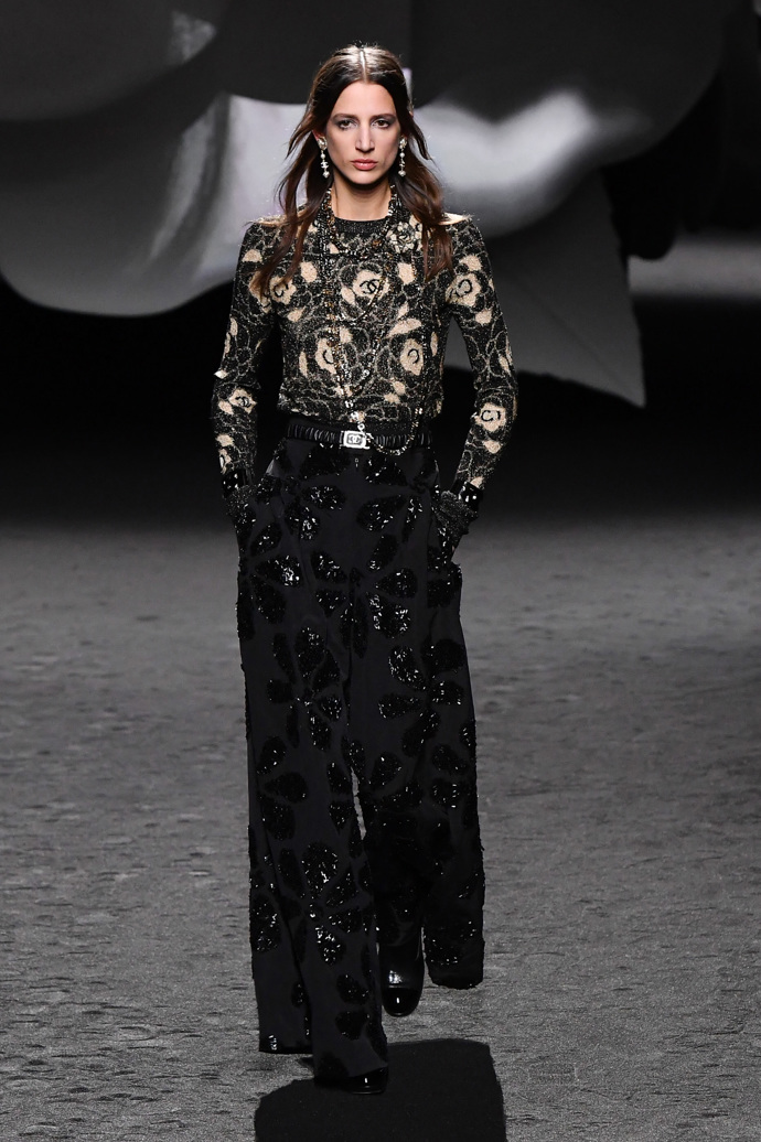 Prohlédněte si kolekci CHANEL Ready to Wear Fall Winter 2023...
Prohlédněte si kolekci CHANEL Ready to Wear Fall Winter 2023...