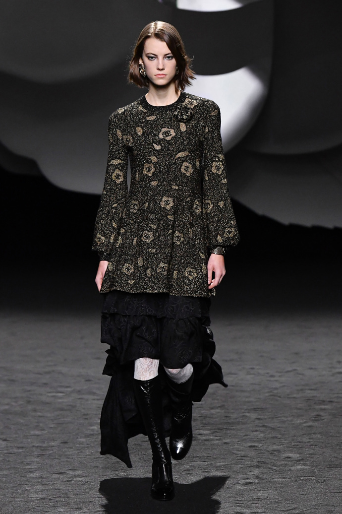 Prohlédněte si kolekci CHANEL Ready to Wear Fall Winter 2023...
Prohlédněte si kolekci CHANEL Ready to Wear Fall Winter 2023...