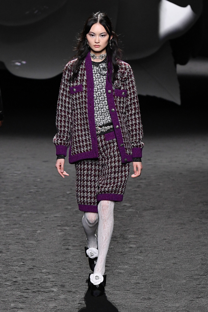 Prohlédněte si kolekci CHANEL Ready to Wear Fall Winter 2023...
Prohlédněte si kolekci CHANEL Ready to Wear Fall Winter 2023...