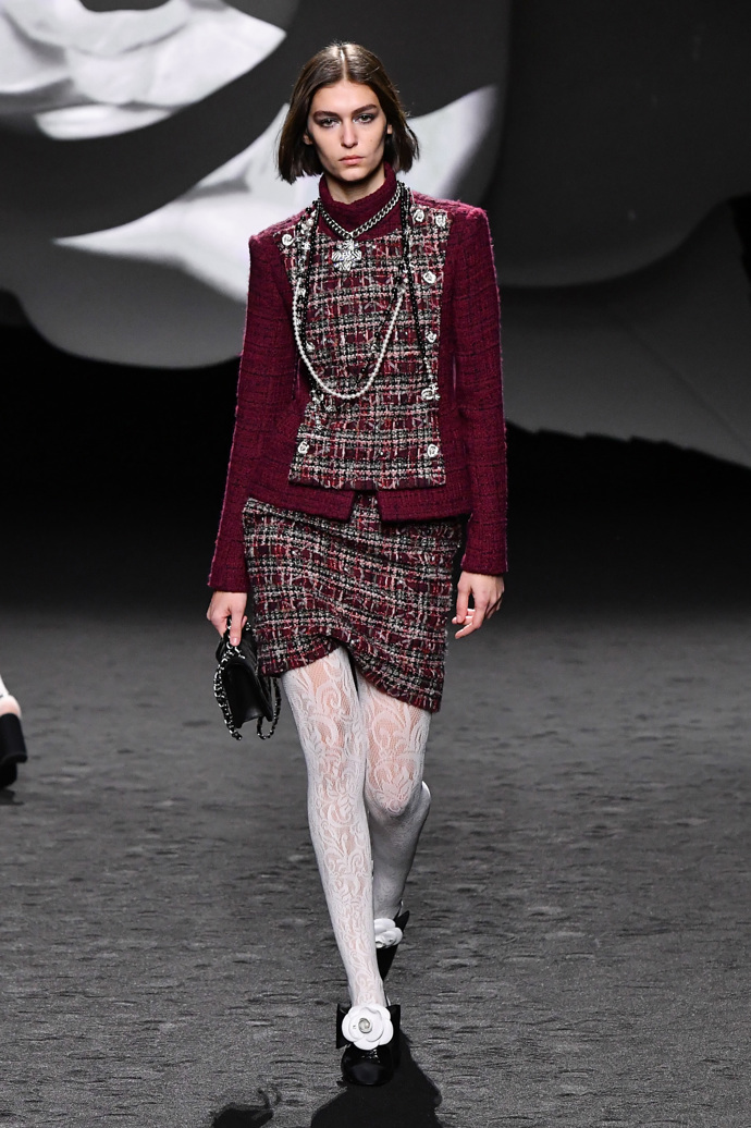 Prohlédněte si kolekci CHANEL Ready to Wear Fall Winter 2023...
Prohlédněte si kolekci CHANEL Ready to Wear Fall Winter 2023...