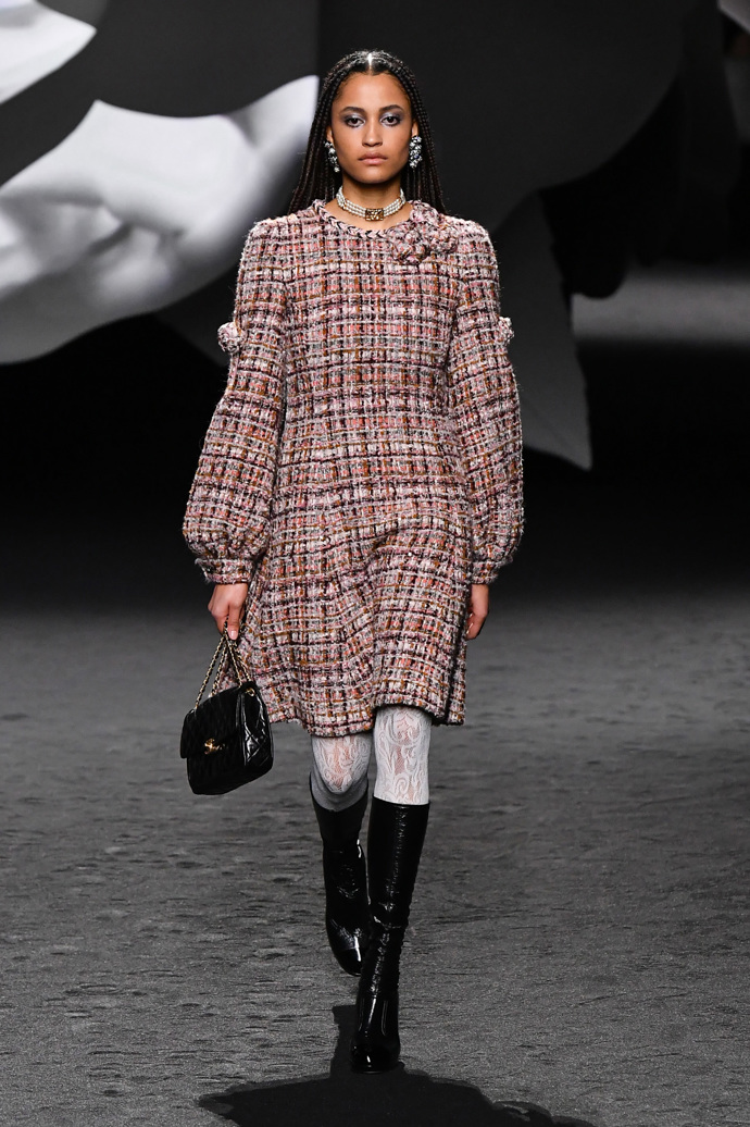 Prohlédněte si kolekci CHANEL Ready to Wear Fall Winter 2023...
Prohlédněte si kolekci CHANEL Ready to Wear Fall Winter 2023...
