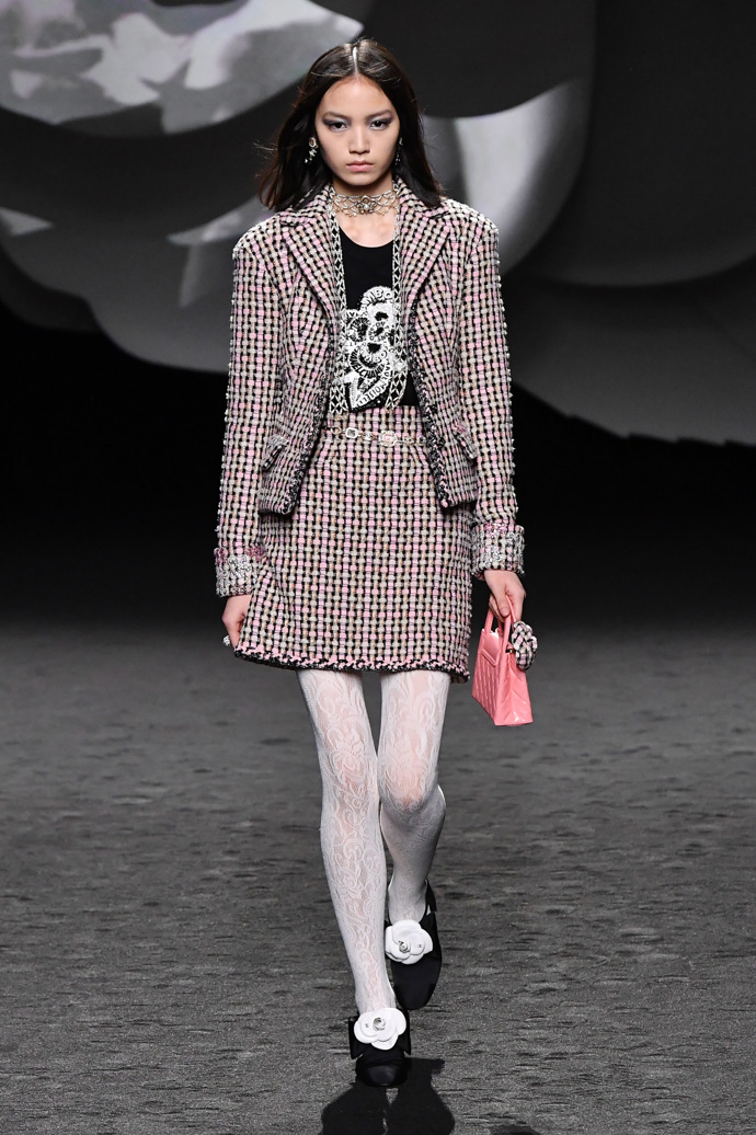 Prohlédněte si kolekci CHANEL Ready to Wear Fall Winter 2023...
Prohlédněte si kolekci CHANEL Ready to Wear Fall Winter 2023...