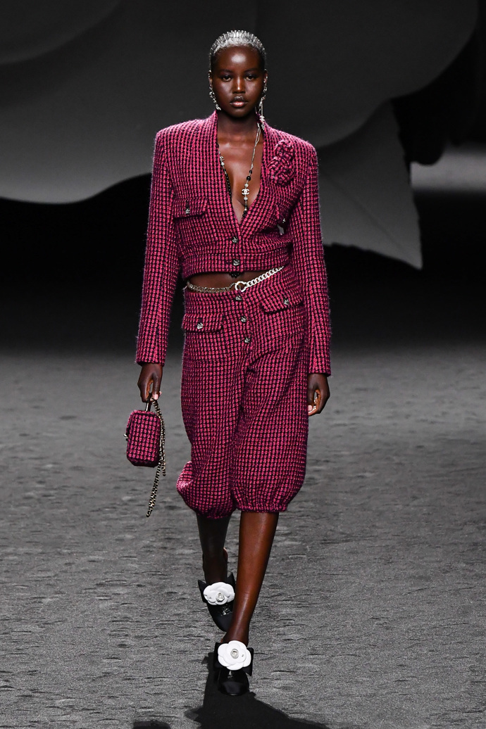 Prohlédněte si kolekci CHANEL Ready to Wear Fall Winter 2023...
Prohlédněte si kolekci CHANEL Ready to Wear Fall Winter 2023...