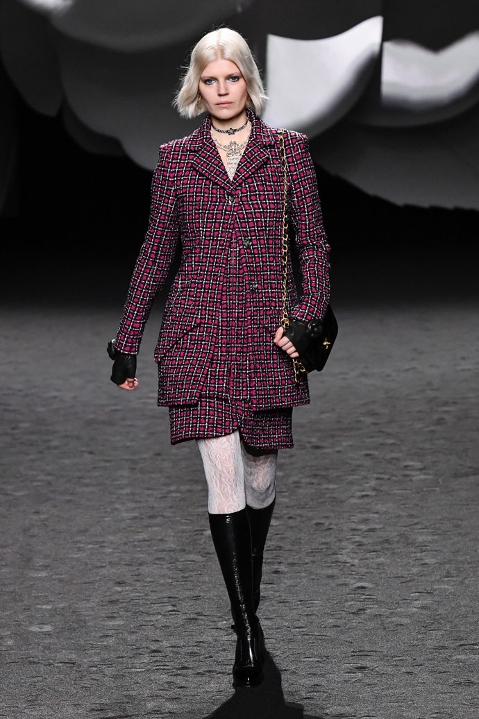 Prohlédněte si kolekci CHANEL Ready to Wear Fall Winter 2023...
Prohlédněte si kolekci CHANEL Ready to Wear Fall Winter 2023...