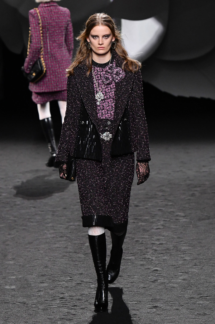Prohlédněte si kolekci CHANEL Ready to Wear Fall Winter 2023...
Prohlédněte si kolekci CHANEL Ready to Wear Fall Winter 2023...