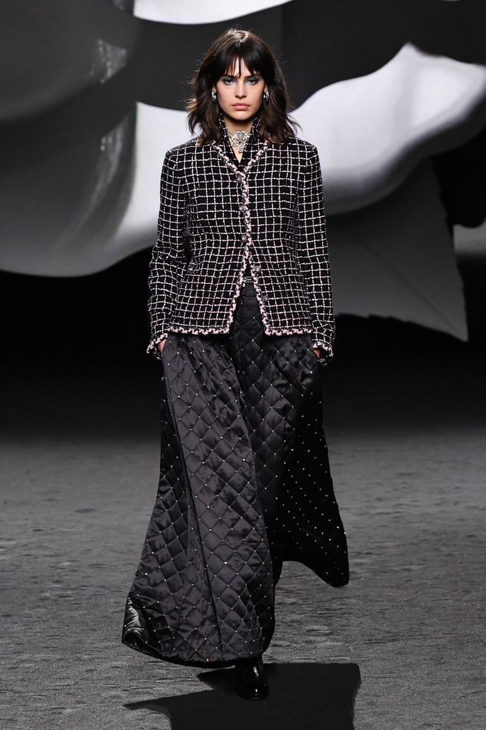 Prohlédněte si kolekci CHANEL Ready to Wear Fall Winter 2023...
Prohlédněte si kolekci CHANEL Ready to Wear Fall Winter 2023...