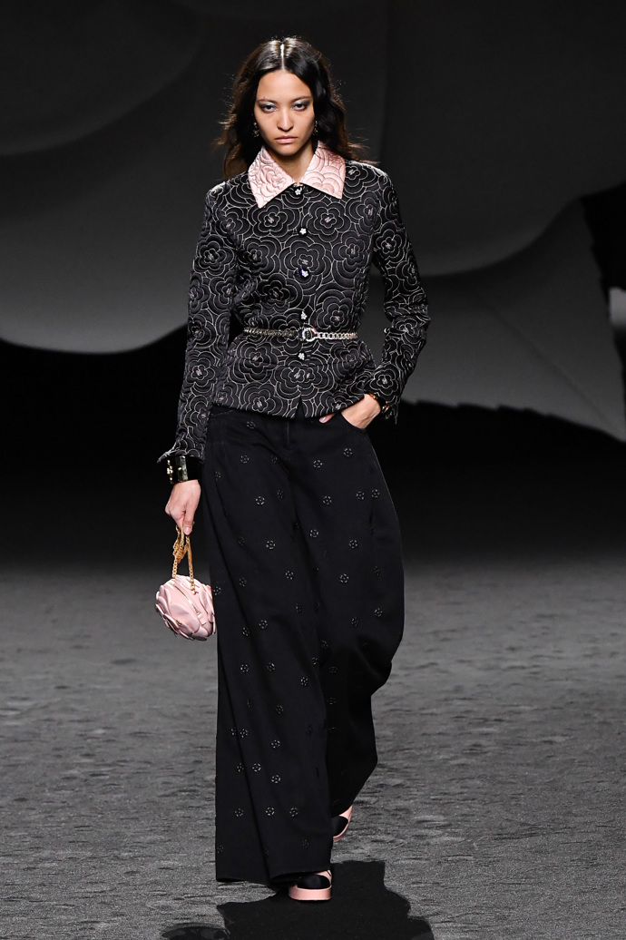 Prohlédněte si kolekci CHANEL Ready to Wear Fall Winter 2023...
Prohlédněte si kolekci CHANEL Ready to Wear Fall Winter 2023...