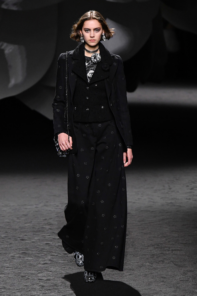 Prohlédněte si kolekci CHANEL Ready to Wear Fall Winter 2023...
Prohlédněte si kolekci CHANEL Ready to Wear Fall Winter 2023...