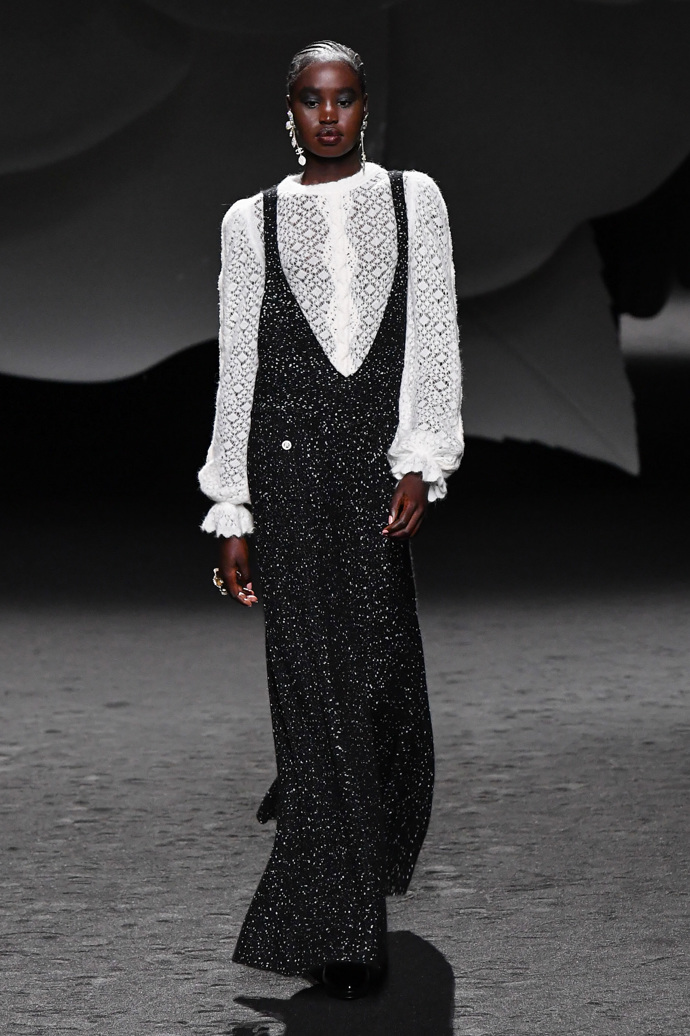 Prohlédněte si kolekci CHANEL Ready to Wear Fall Winter 2023...
Prohlédněte si kolekci CHANEL Ready to Wear Fall Winter 2023...