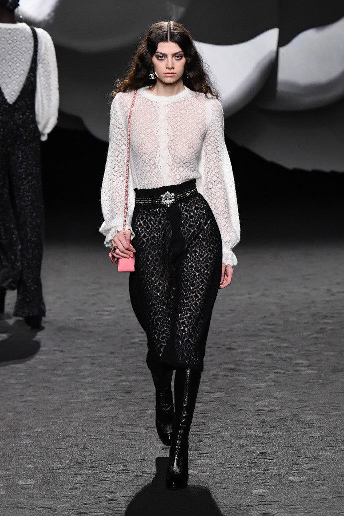 Prohlédněte si kolekci CHANEL Ready to Wear Fall Winter 2023...
Prohlédněte si kolekci CHANEL Ready to Wear Fall Winter 2023...