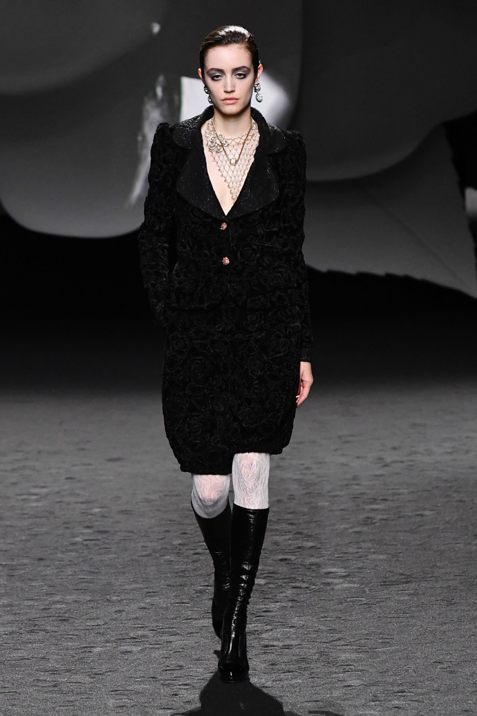 Prohlédněte si kolekci CHANEL Ready to Wear Fall Winter 2023...
Prohlédněte si kolekci CHANEL Ready to Wear Fall Winter 2023...
