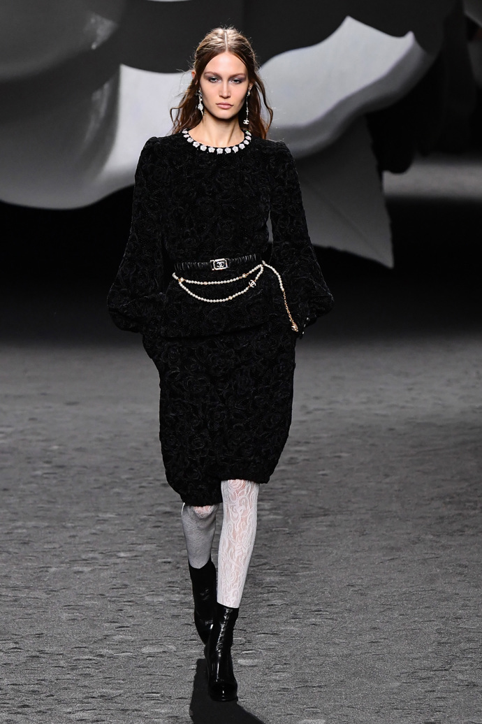 Prohlédněte si kolekci CHANEL Ready to Wear Fall Winter 2023...
Prohlédněte si kolekci CHANEL Ready to Wear Fall Winter 2023...