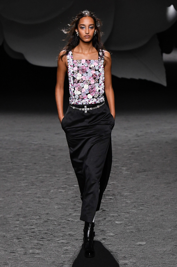 Prohlédněte si kolekci CHANEL Ready to Wear Fall Winter 2023...
Prohlédněte si kolekci CHANEL Ready to Wear Fall Winter 2023...