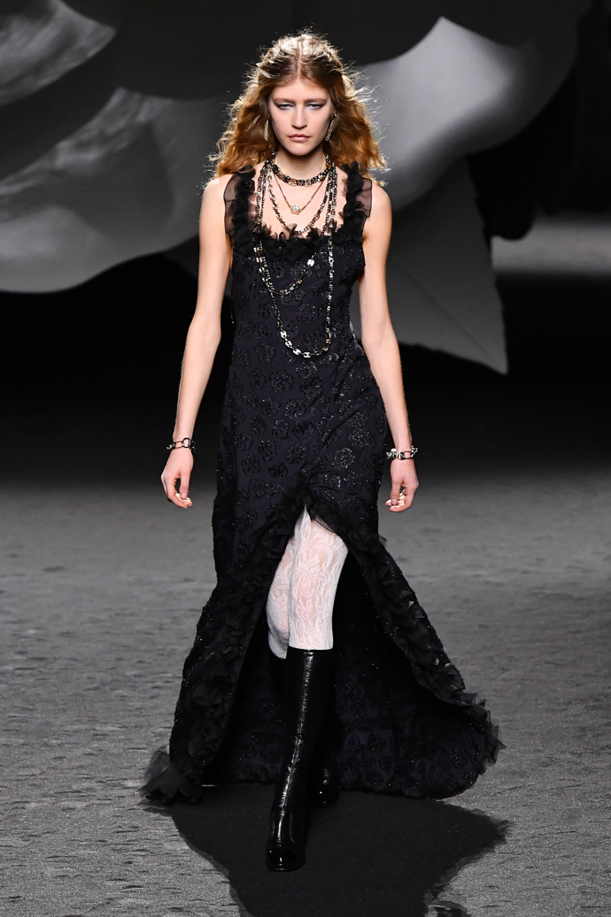 Prohlédněte si kolekci CHANEL Ready to Wear Fall Winter 2023...
Prohlédněte si kolekci CHANEL Ready to Wear Fall Winter 2023...
