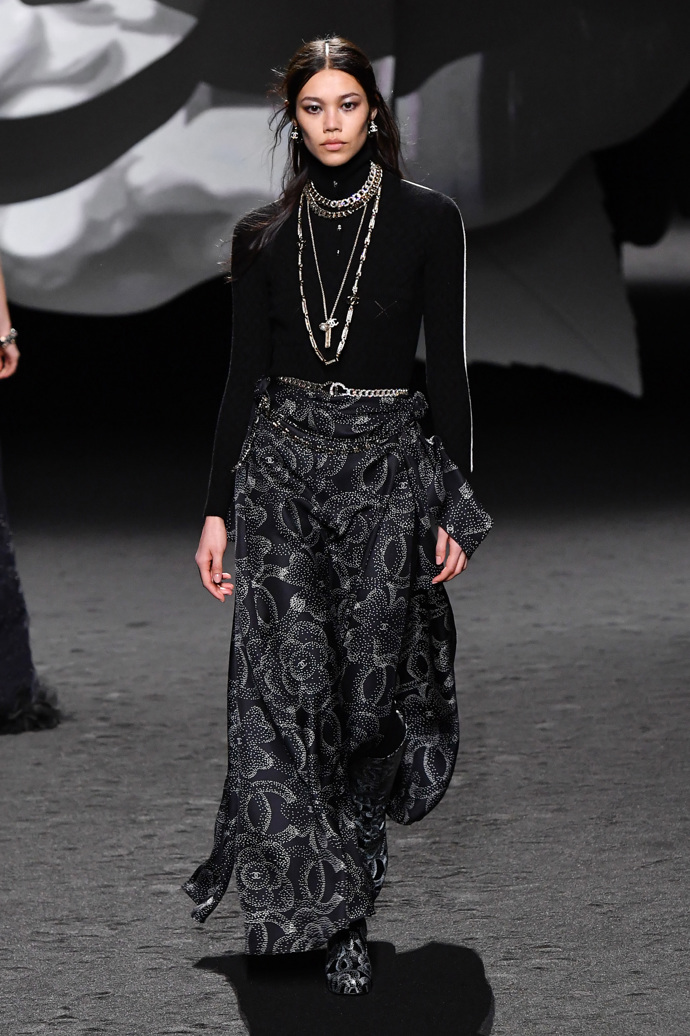 Prohlédněte si kolekci CHANEL Ready to Wear Fall Winter 2023...
Prohlédněte si kolekci CHANEL Ready to Wear Fall Winter 2023...
