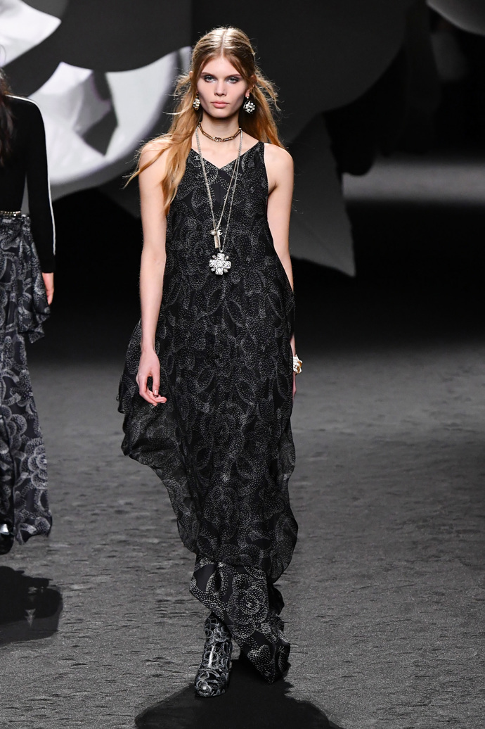 Prohlédněte si kolekci CHANEL Ready to Wear Fall Winter 2023...
Prohlédněte si kolekci CHANEL Ready to Wear Fall Winter 2023...