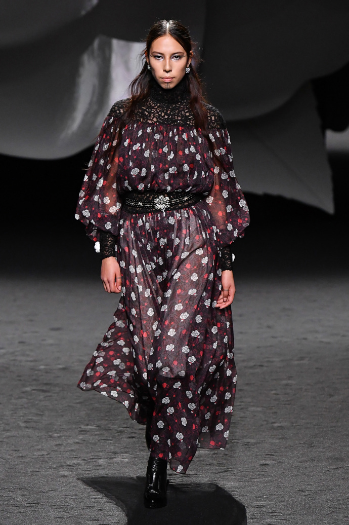 Prohlédněte si kolekci CHANEL Ready to Wear Fall Winter 2023...
Prohlédněte si kolekci CHANEL Ready to Wear Fall Winter 2023...