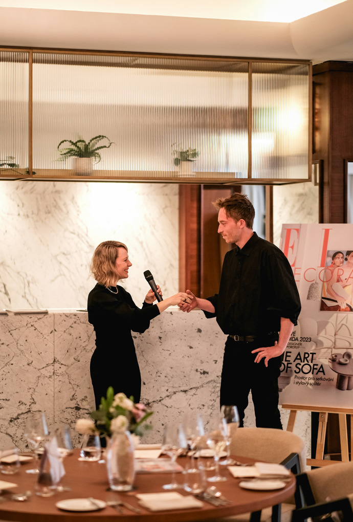 Jiří Krejčiřík si odnesl cenu za Ann's Altar v kategorii Nábytek roku.

